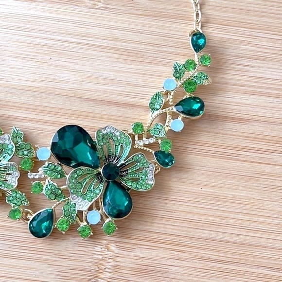 Brand New Eye Candy 14k Gold Plated w/ Glass Crystal Green Statement Necklace - Picture 3 of 13